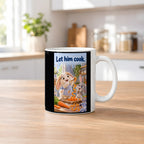 Zwei Kaninchen spielen in einer hellen Küche mit langen Möhrenstreifen; eines trägt eine karierte Schürze. Spruch: Let him cook. – weiße Tasse, Küchenansicht.