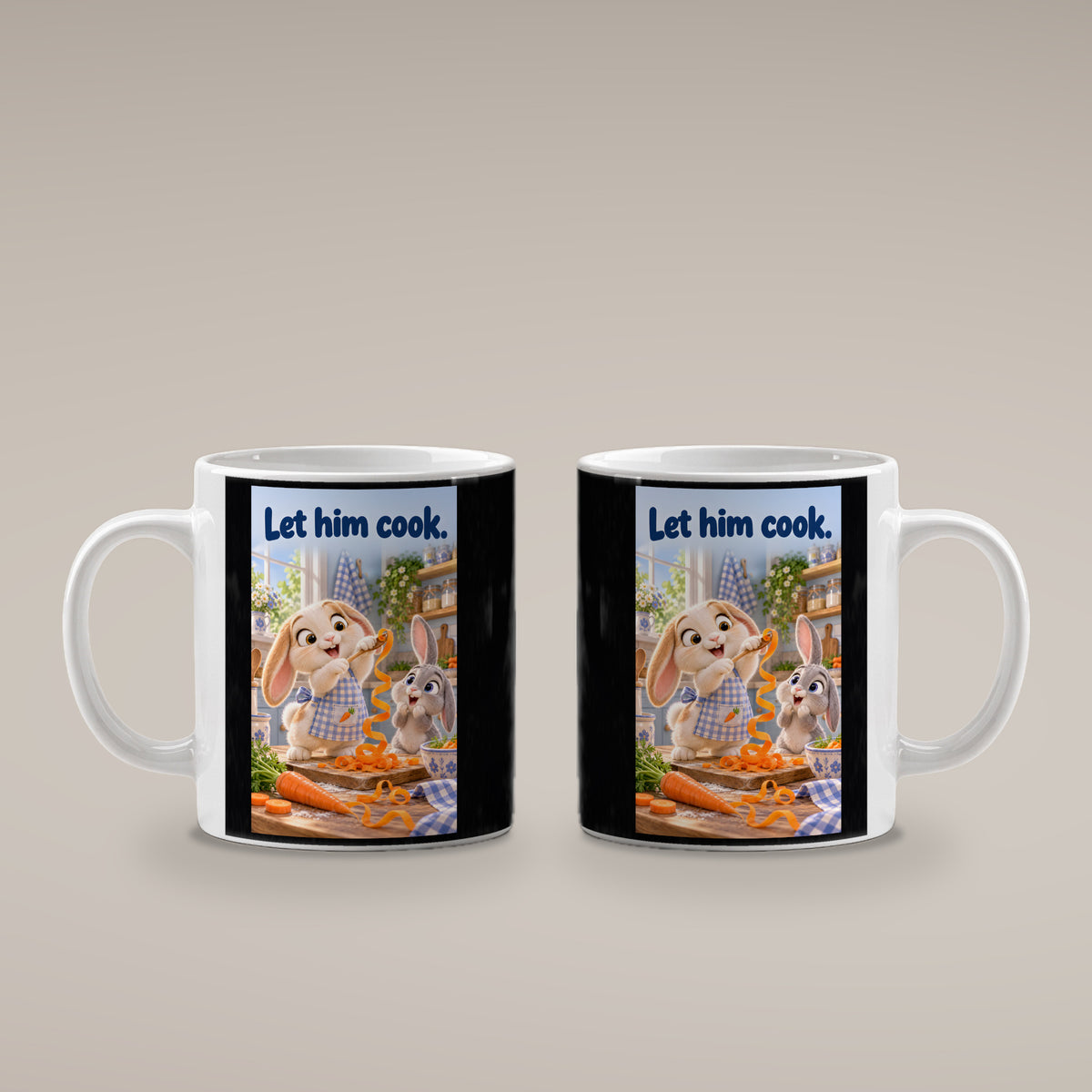 Zwei Kaninchen spielen in einer hellen Küche mit langen Möhrenstreifen; eines trägt eine karierte Schürze. Spruch: Let him cook. – weiße Tasse, beide Motivseiten.