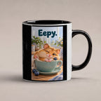 Ein schläfriger Hamster kuschelt in einer grünen Tasse zwischen Blaubeeren und einer kleinen Decke. Spruch: Eepy. – Tasse innen schwarz, Studioansicht.