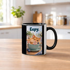 Ein schläfriger Hamster kuschelt in einer grünen Tasse zwischen Blaubeeren und einer kleinen Decke. Spruch: Eepy. – Tasse innen schwarz, Küchenansicht.