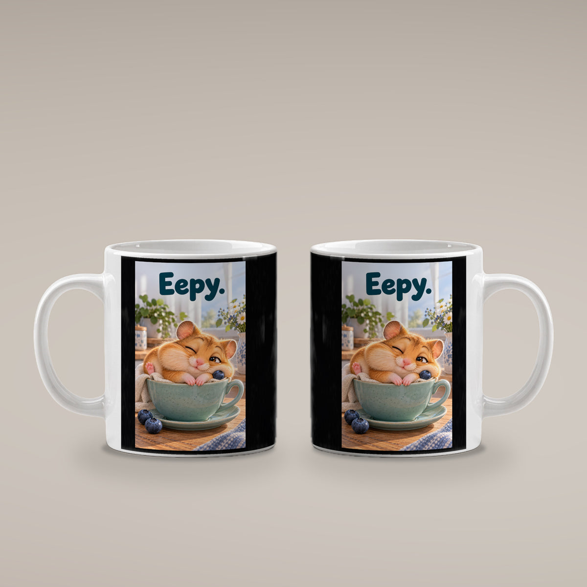 Ein schläfriger Hamster kuschelt in einer grünen Tasse zwischen Blaubeeren und einer kleinen Decke. Spruch: Eepy. – weiße Tasse, beide Motivseiten.