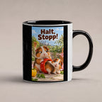 Zwei Meerschweinchen schauen sich durch einen großen roten Paprikaring im Garten an. Spruch: Halt, Stopp! – Tasse innen schwarz, Studioansicht.