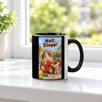 Zwei Meerschweinchen schauen sich durch einen großen roten Paprikaring im Garten an. Spruch: Halt, Stopp! – Tasse innen schwarz, Ansicht am Fenster.