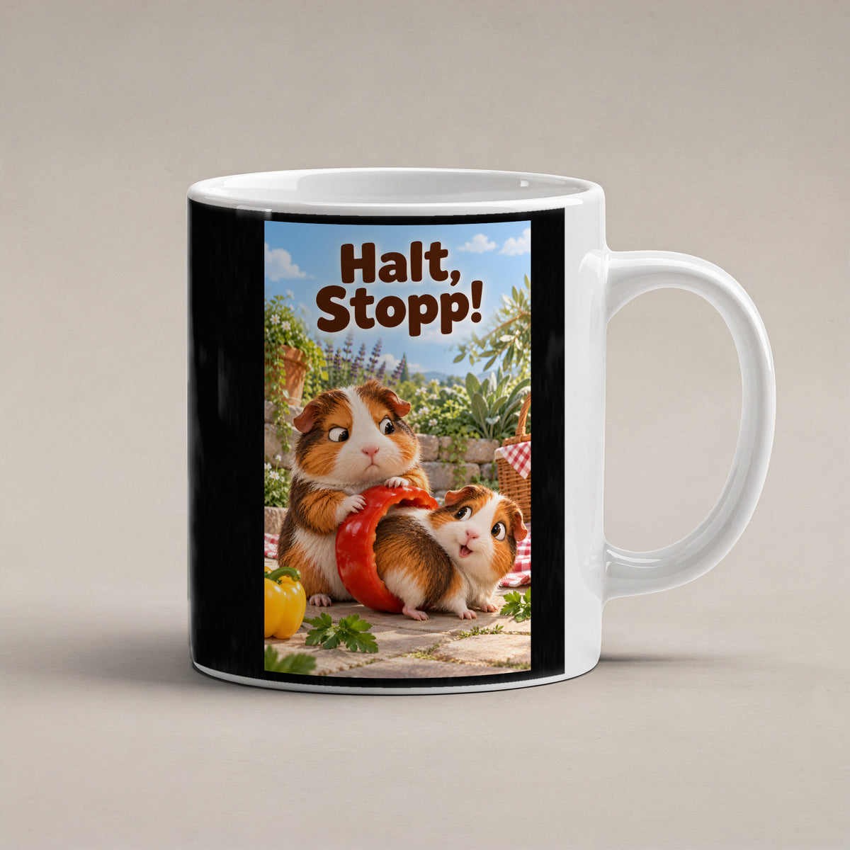 Zwei Meerschweinchen schauen sich durch einen großen roten Paprikaring im Garten an. Spruch: Halt, Stopp! – weiße Tasse, Studioansicht.