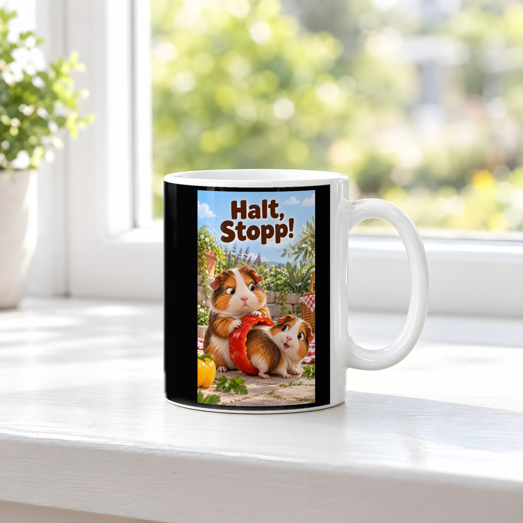 Zwei Meerschweinchen schauen sich durch einen großen roten Paprikaring im Garten an. Spruch: Halt, Stopp! – weiße Tasse, Ansicht am Fenster.