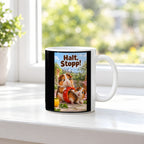 Zwei Meerschweinchen schauen sich durch einen großen roten Paprikaring im Garten an. Spruch: Halt, Stopp! – weiße Tasse, Ansicht am Fenster.