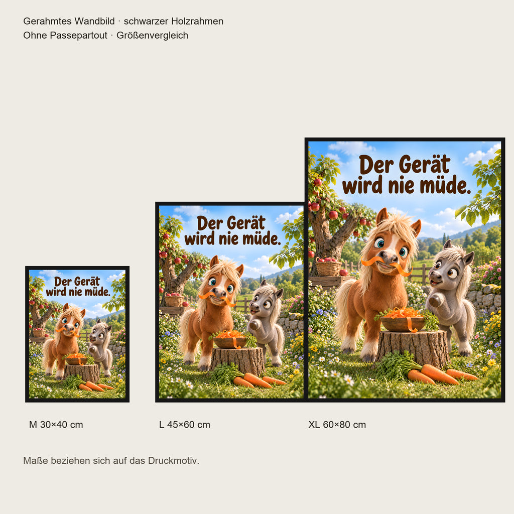 Möhren-Schnurrbart – Gerahmtes Ponybild. Spruch: Der Gerät wird nie müde. Größenvergleich. Schwarzer Holzrahmen ohne Passepartout. 4 GROESSEN