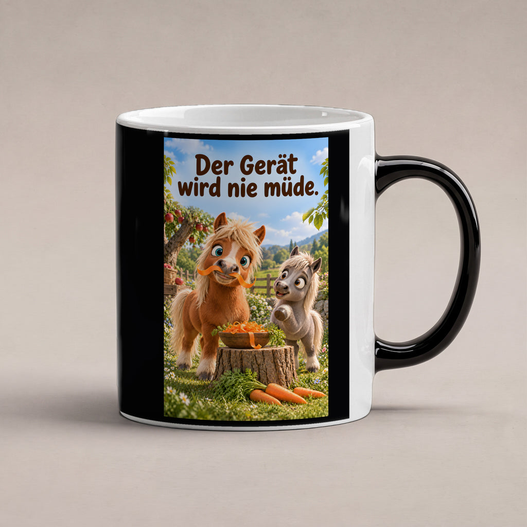 Ein braunes Pony trägt einen Möhrenstreifen als Schnurrbart; daneben lacht ein graues Pony vor einer Schale Möhrenstreifen. Spruch: Der Gerät wird nie müde. – Black Edition mit Wärmeeffekt, Studioansicht.