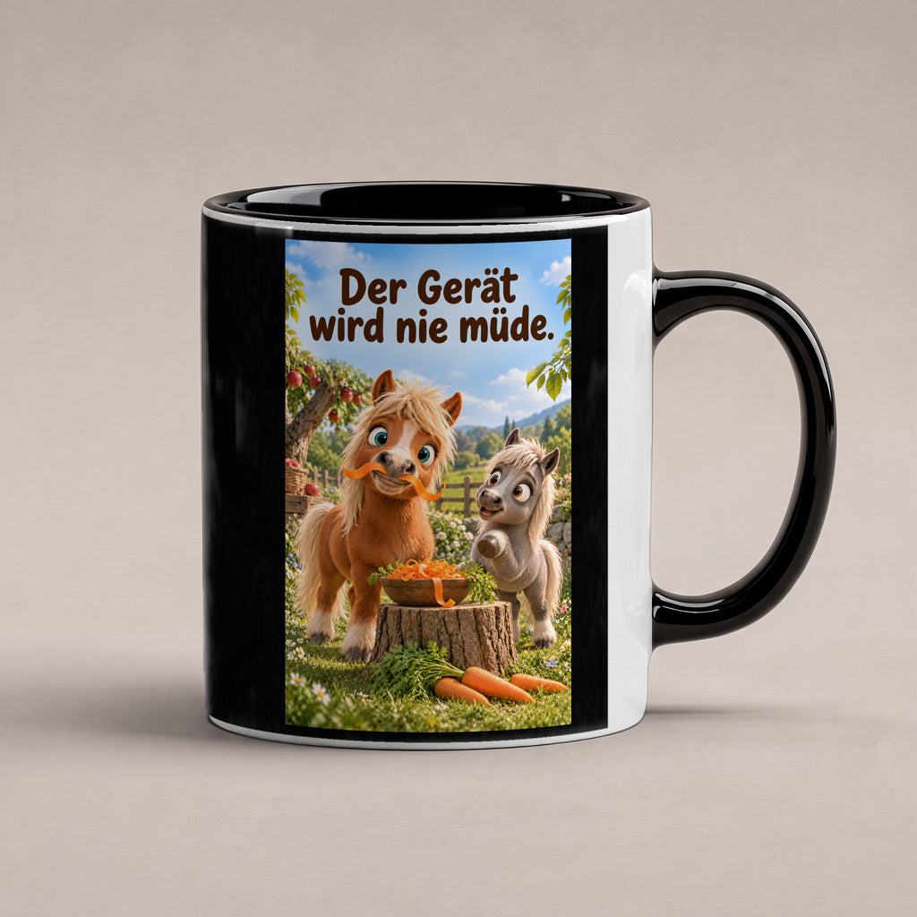 Ein braunes Pony trägt einen Möhrenstreifen als Schnurrbart; daneben lacht ein graues Pony vor einer Schale Möhrenstreifen. Spruch: Der Gerät wird nie müde. – Tasse innen schwarz, Studioansicht.