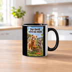 Ein braunes Pony trägt einen Möhrenstreifen als Schnurrbart; daneben lacht ein graues Pony vor einer Schale Möhrenstreifen. Spruch: Der Gerät wird nie müde. – Tasse innen schwarz, Küchenansicht.