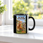Ein braunes Pony trägt einen Möhrenstreifen als Schnurrbart; daneben lacht ein graues Pony vor einer Schale Möhrenstreifen. Spruch: Der Gerät wird nie müde. – Tasse innen schwarz, Ansicht am Fenster.