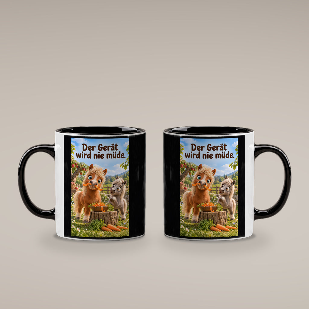 Ein braunes Pony trägt einen Möhrenstreifen als Schnurrbart; daneben lacht ein graues Pony vor einer Schale Möhrenstreifen. Spruch: Der Gerät wird nie müde. – Tasse innen schwarz, beide Motivseiten.