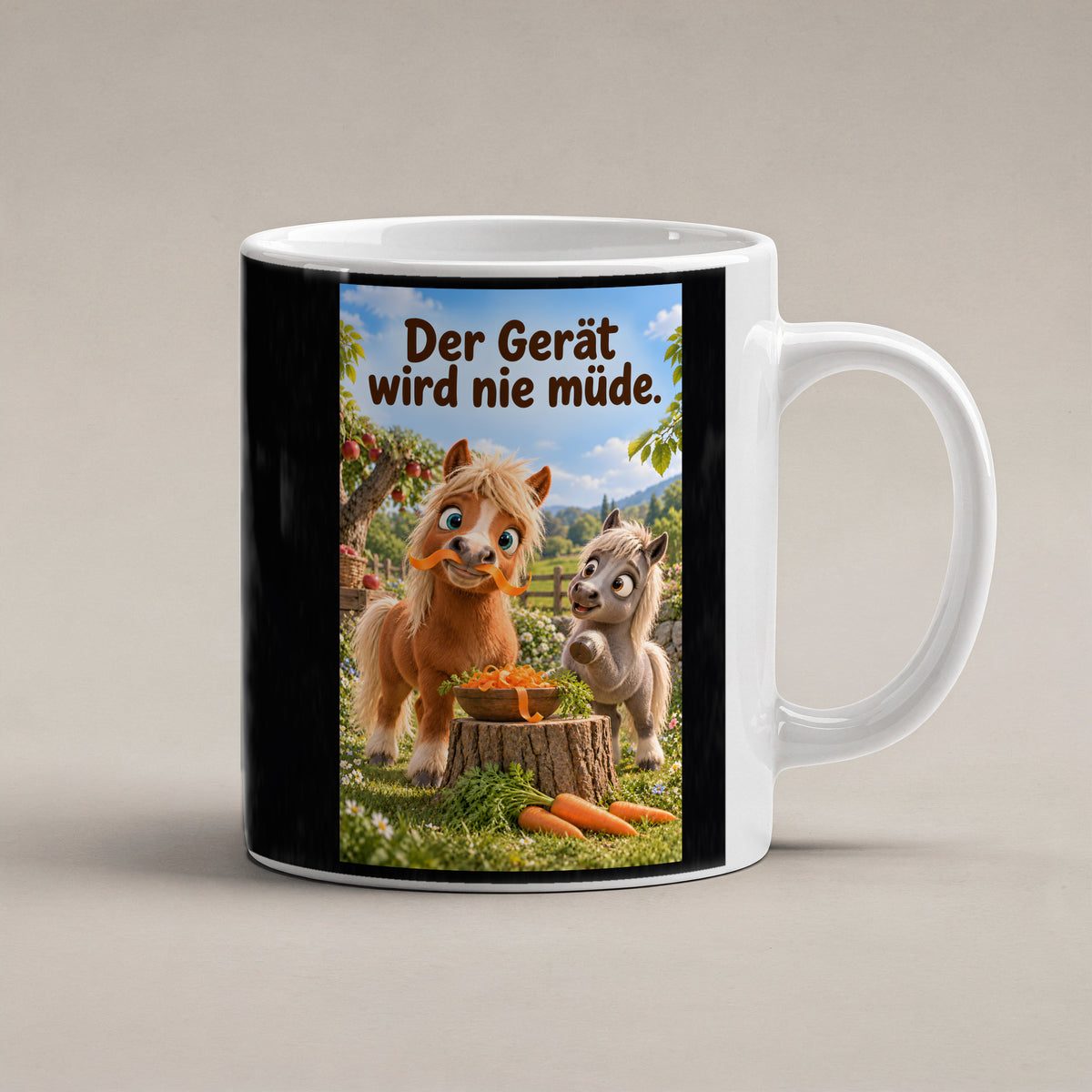 Ein braunes Pony trägt einen Möhrenstreifen als Schnurrbart; daneben lacht ein graues Pony vor einer Schale Möhrenstreifen. Spruch: Der Gerät wird nie müde. – weiße Tasse, Studioansicht.