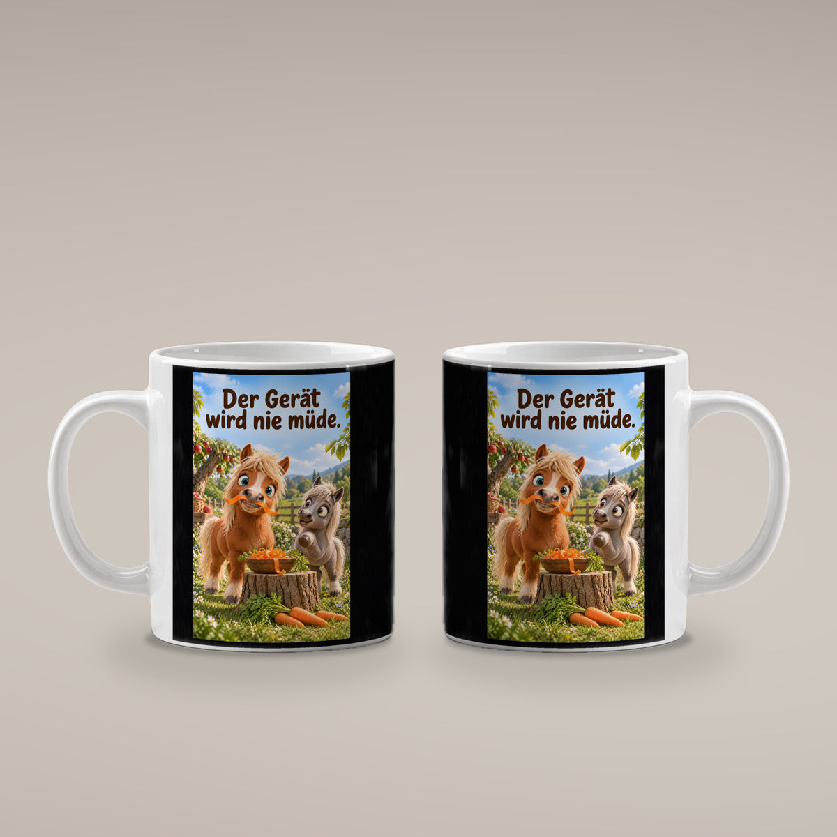 Ein braunes Pony trägt einen Möhrenstreifen als Schnurrbart; daneben lacht ein graues Pony vor einer Schale Möhrenstreifen. Spruch: Der Gerät wird nie müde. – weiße Tasse, beide Motivseiten.