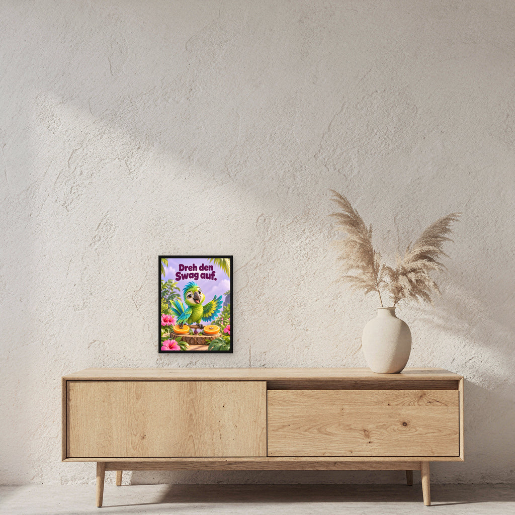 Citrus-DJ – Gerahmtes Papageienbild. Spruch: Dreh den Swag auf. 30×40 cm. Schwarzer Holzrahmen ohne Passepartout. 2 RAUM 30x40cm