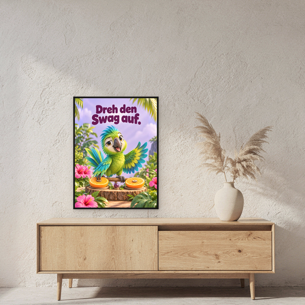 Citrus-DJ – Gerahmtes Papageienbild. Spruch: Dreh den Swag auf. 60×80 cm. Schwarzer Holzrahmen ohne Passepartout. 2 RAUM 60x80cm