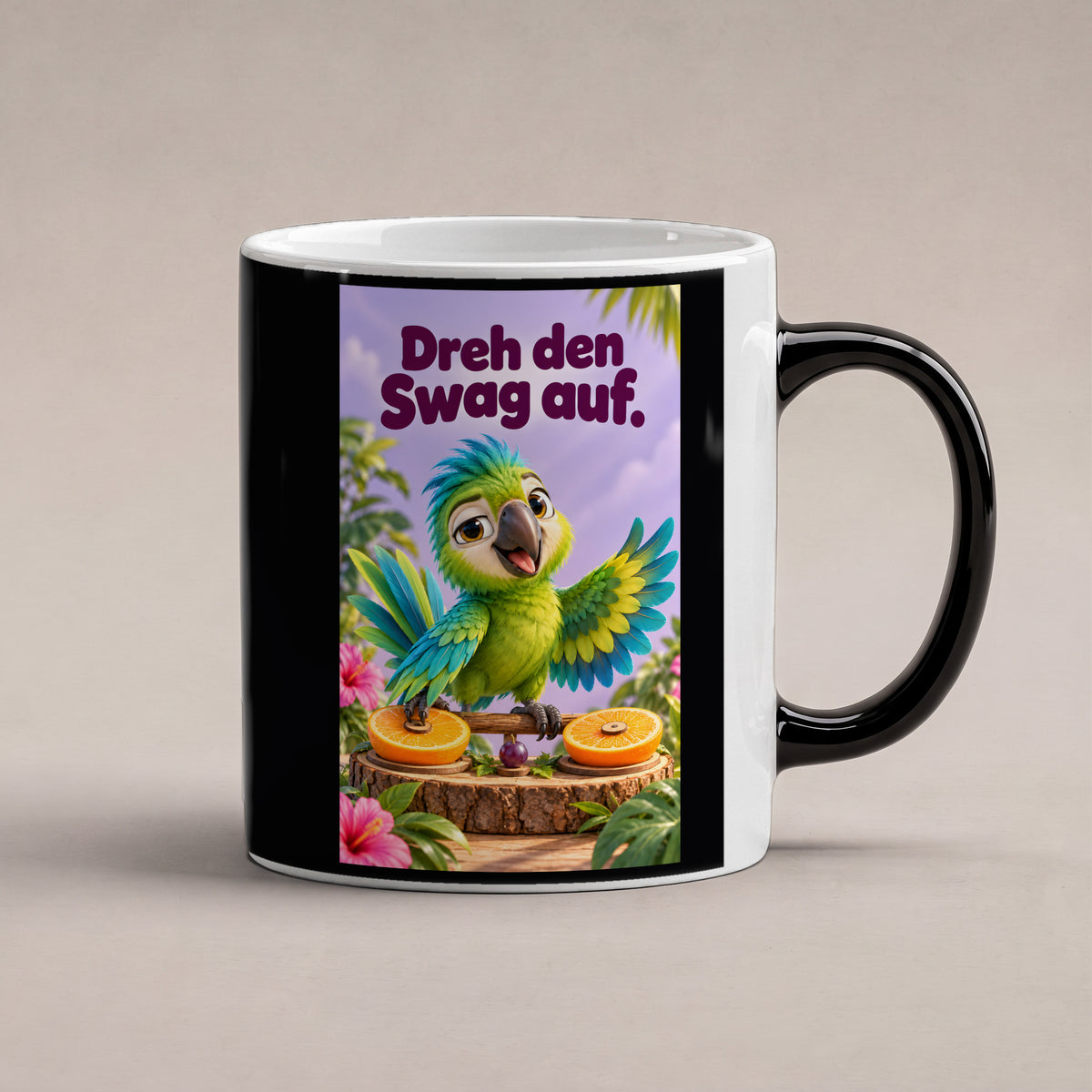 Ein grüner Papagei mit türkisfarbenen Federn breitet die Flügel über zwei Orangenhälften als kleinen Plattentellern aus. Spruch: Dreh den Swag auf. – Black Edition mit Wärmeeffekt, Studioansicht.