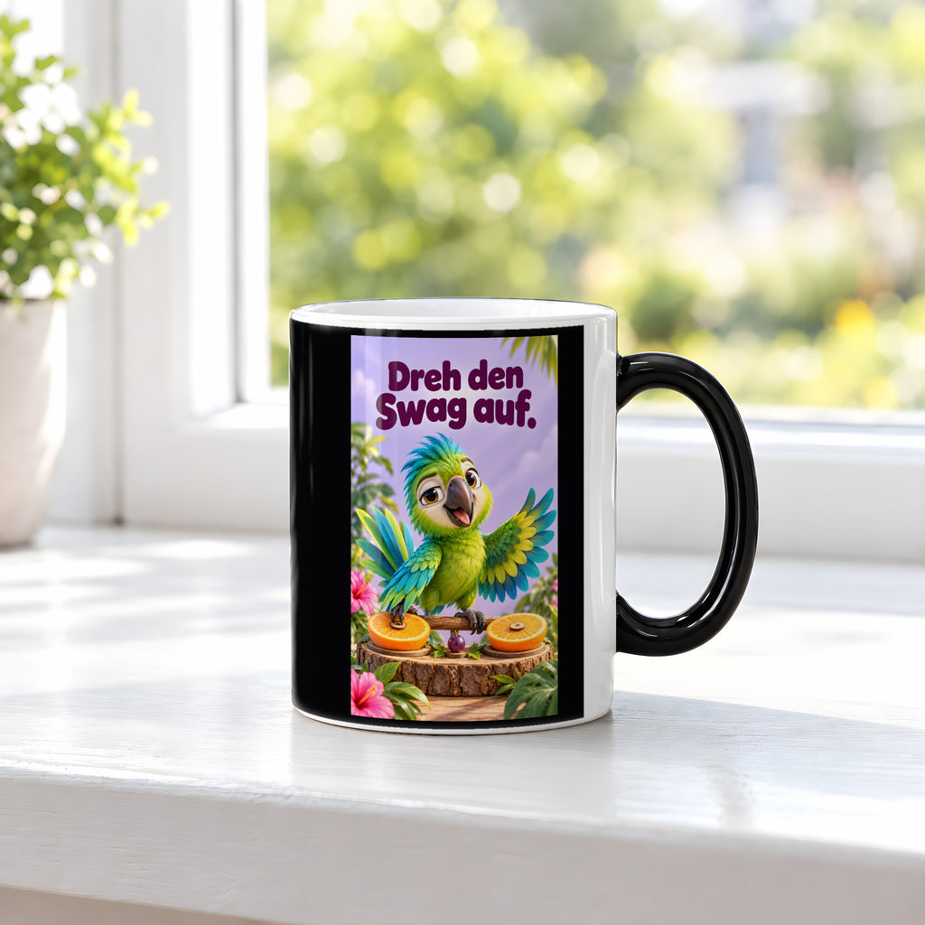 Ein grüner Papagei mit türkisfarbenen Federn breitet die Flügel über zwei Orangenhälften als kleinen Plattentellern aus. Spruch: Dreh den Swag auf. – Black Edition mit Wärmeeffekt, Ansicht am Fenster.
