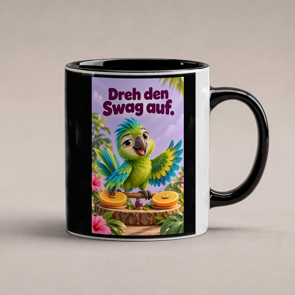 Ein grüner Papagei mit türkisfarbenen Federn breitet die Flügel über zwei Orangenhälften als kleinen Plattentellern aus. Spruch: Dreh den Swag auf. – Tasse innen schwarz, Studioansicht.