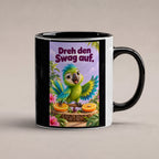 Ein grüner Papagei mit türkisfarbenen Federn breitet die Flügel über zwei Orangenhälften als kleinen Plattentellern aus. Spruch: Dreh den Swag auf. – Tasse innen schwarz, Studioansicht.