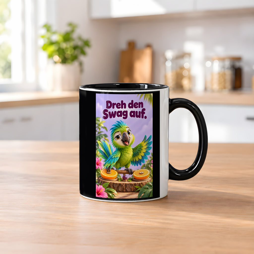 Ein grüner Papagei mit türkisfarbenen Federn breitet die Flügel über zwei Orangenhälften als kleinen Plattentellern aus. Spruch: Dreh den Swag auf. – Tasse innen schwarz, Küchenansicht.