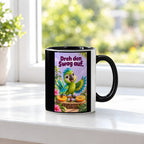 Ein grüner Papagei mit türkisfarbenen Federn breitet die Flügel über zwei Orangenhälften als kleinen Plattentellern aus. Spruch: Dreh den Swag auf. – Tasse innen schwarz, Ansicht am Fenster.