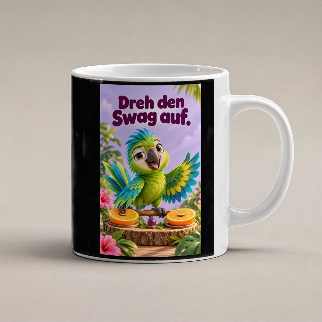 Ein grüner Papagei mit türkisfarbenen Federn breitet die Flügel über zwei Orangenhälften als kleinen Plattentellern aus. Spruch: Dreh den Swag auf. – weiße Tasse, Studioansicht.