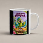 Ein grüner Papagei mit türkisfarbenen Federn breitet die Flügel über zwei Orangenhälften als kleinen Plattentellern aus. Spruch: Dreh den Swag auf. – weiße Tasse, Studioansicht.