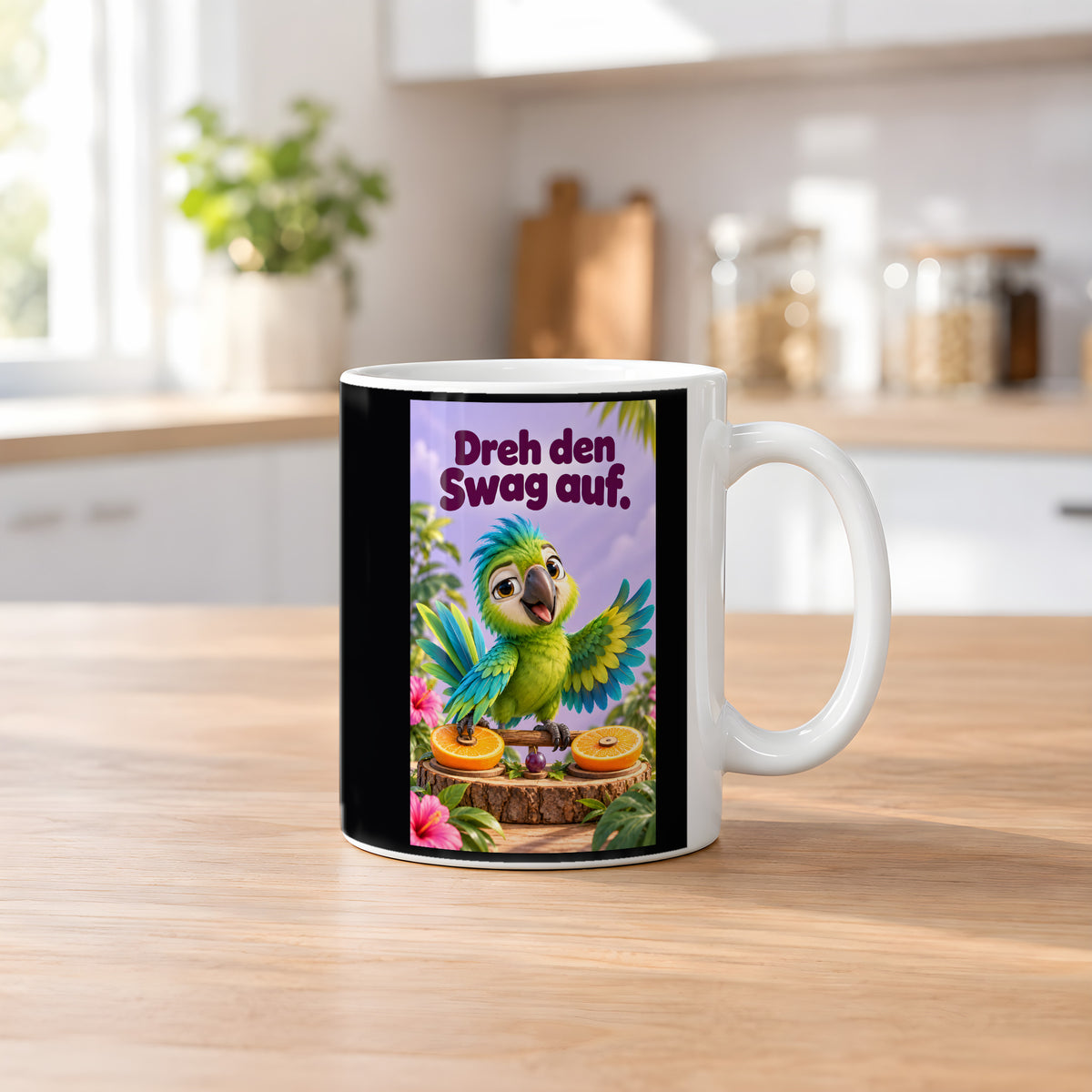 Ein grüner Papagei mit türkisfarbenen Federn breitet die Flügel über zwei Orangenhälften als kleinen Plattentellern aus. Spruch: Dreh den Swag auf. – weiße Tasse, Küchenansicht.