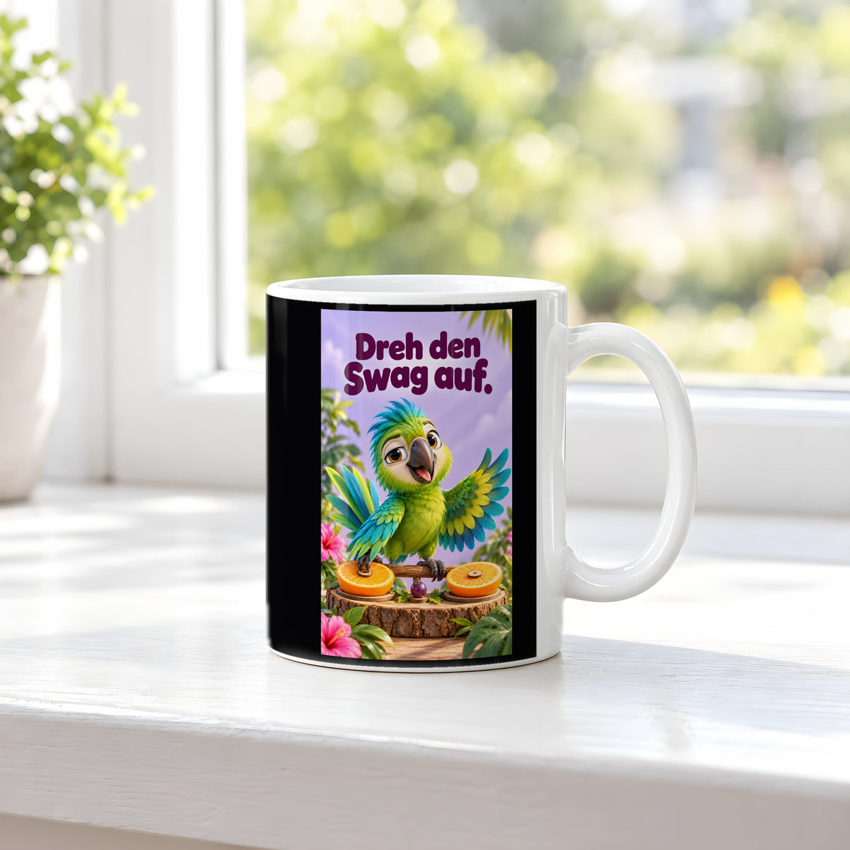 Ein grüner Papagei mit türkisfarbenen Federn breitet die Flügel über zwei Orangenhälften als kleinen Plattentellern aus. Spruch: Dreh den Swag auf. – weiße Tasse, Ansicht am Fenster.
