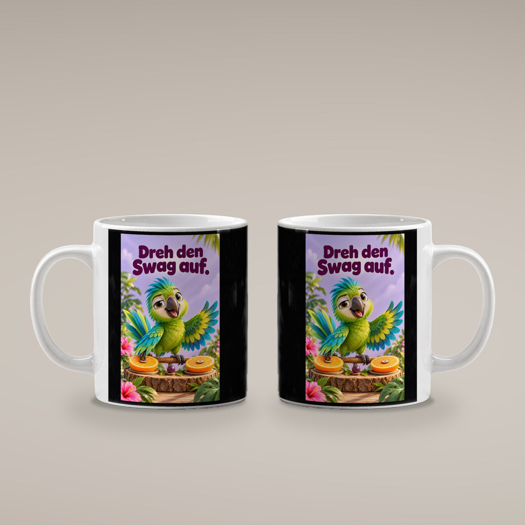 Ein grüner Papagei mit türkisfarbenen Federn breitet die Flügel über zwei Orangenhälften als kleinen Plattentellern aus. Spruch: Dreh den Swag auf. – weiße Tasse, beide Motivseiten.