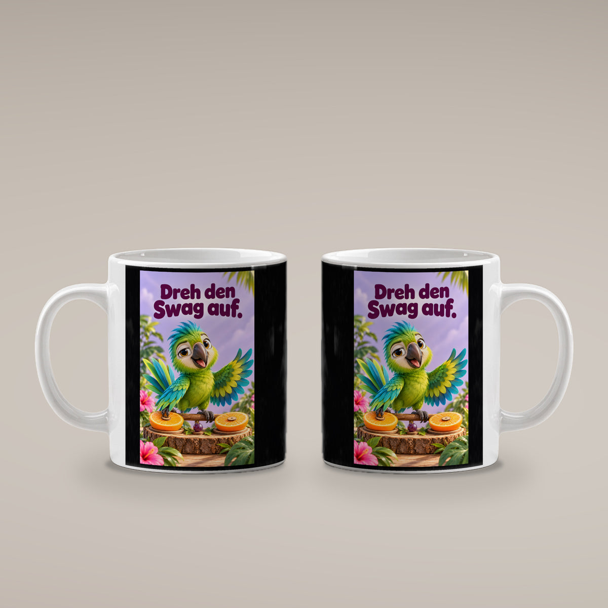 Ein grüner Papagei mit türkisfarbenen Federn breitet die Flügel über zwei Orangenhälften als kleinen Plattentellern aus. Spruch: Dreh den Swag auf. – weiße Tasse, beide Motivseiten.