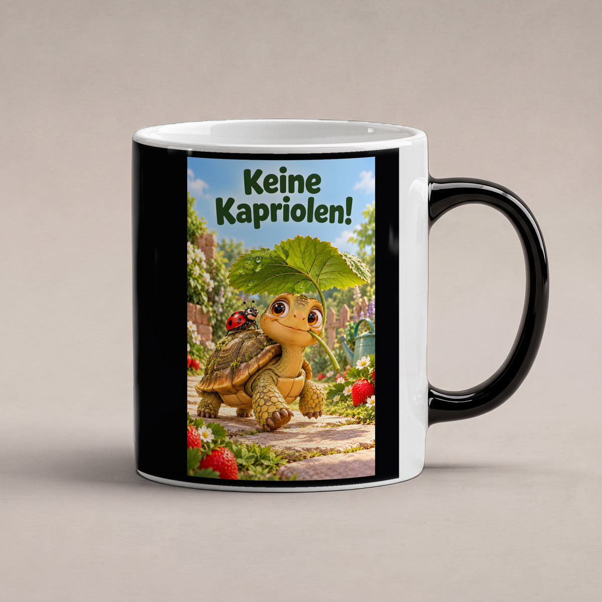 Eine kleine Schildkröte trägt ein großes Blatt als Schirm; auf ihrem Panzer sitzt ein Marienkäfer, daneben wachsen Erdbeeren. Spruch: Keine Kapriolen! – Black Edition mit Wärmeeffekt, Studioansicht.