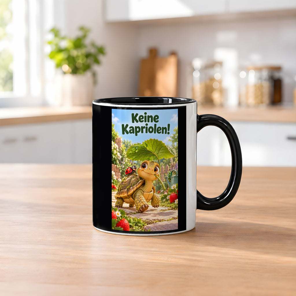 Eine kleine Schildkröte trägt ein großes Blatt als Schirm; auf ihrem Panzer sitzt ein Marienkäfer, daneben wachsen Erdbeeren. Spruch: Keine Kapriolen! – Tasse innen schwarz, Küchenansicht.