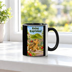 Eine kleine Schildkröte trägt ein großes Blatt als Schirm; auf ihrem Panzer sitzt ein Marienkäfer, daneben wachsen Erdbeeren. Spruch: Keine Kapriolen! – Tasse innen schwarz, Ansicht am Fenster.