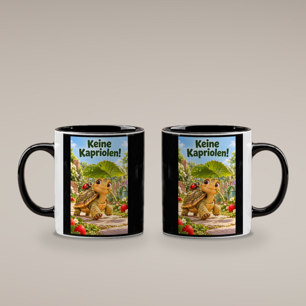 Eine kleine Schildkröte trägt ein großes Blatt als Schirm; auf ihrem Panzer sitzt ein Marienkäfer, daneben wachsen Erdbeeren. Spruch: Keine Kapriolen! – Tasse innen schwarz, beide Motivseiten.