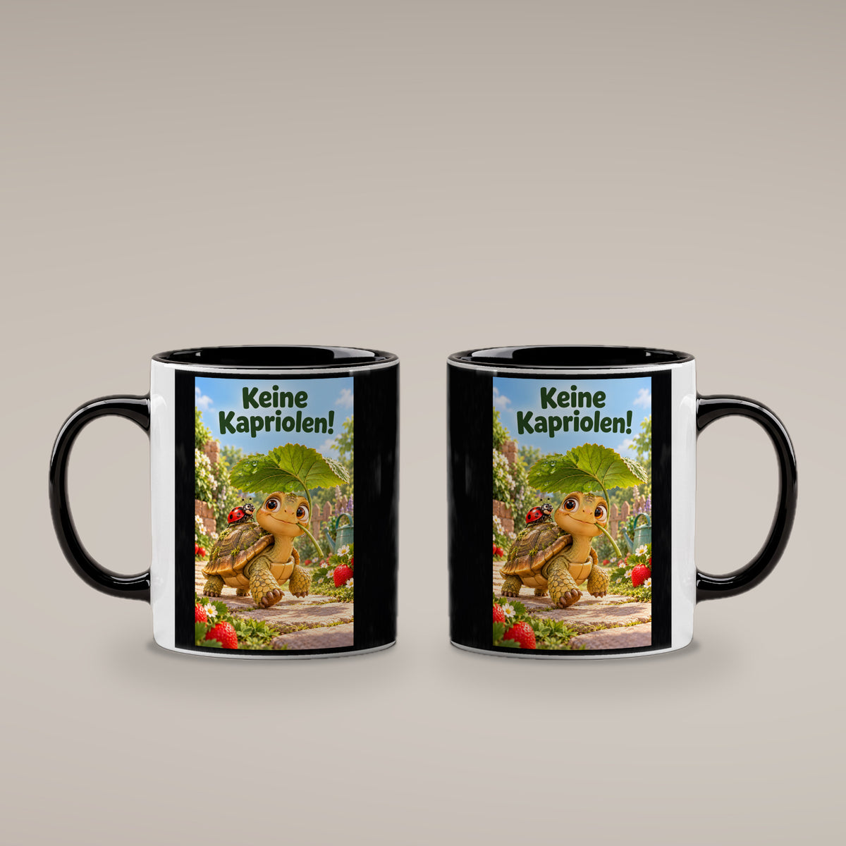 Eine kleine Schildkröte trägt ein großes Blatt als Schirm; auf ihrem Panzer sitzt ein Marienkäfer, daneben wachsen Erdbeeren. Spruch: Keine Kapriolen! – Tasse innen schwarz, beide Motivseiten.
