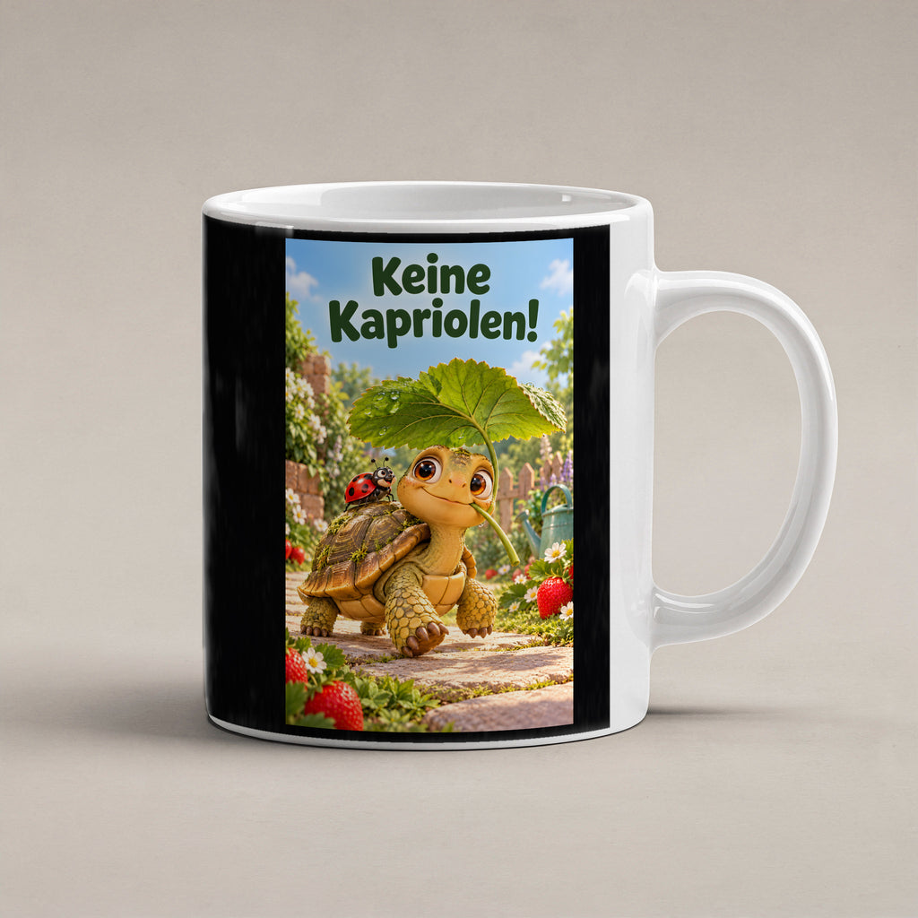 Eine kleine Schildkröte trägt ein großes Blatt als Schirm; auf ihrem Panzer sitzt ein Marienkäfer, daneben wachsen Erdbeeren. Spruch: Keine Kapriolen! – weiße Tasse, Studioansicht.
