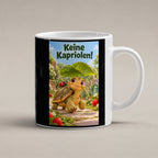 Eine kleine Schildkröte trägt ein großes Blatt als Schirm; auf ihrem Panzer sitzt ein Marienkäfer, daneben wachsen Erdbeeren. Spruch: Keine Kapriolen! – weiße Tasse, Studioansicht.