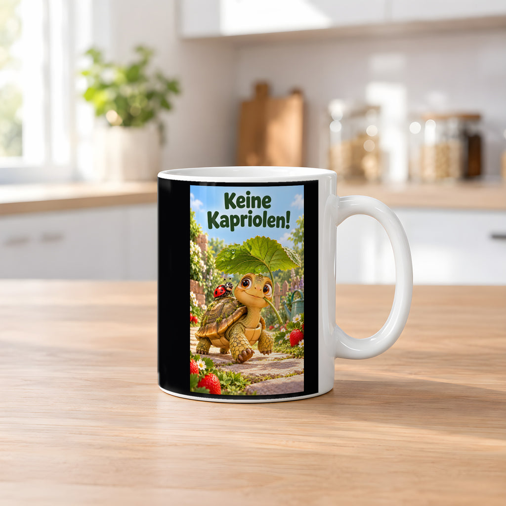 Eine kleine Schildkröte trägt ein großes Blatt als Schirm; auf ihrem Panzer sitzt ein Marienkäfer, daneben wachsen Erdbeeren. Spruch: Keine Kapriolen! – weiße Tasse, Küchenansicht.
