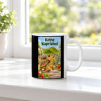 Eine kleine Schildkröte trägt ein großes Blatt als Schirm; auf ihrem Panzer sitzt ein Marienkäfer, daneben wachsen Erdbeeren. Spruch: Keine Kapriolen! – weiße Tasse, Ansicht am Fenster.
