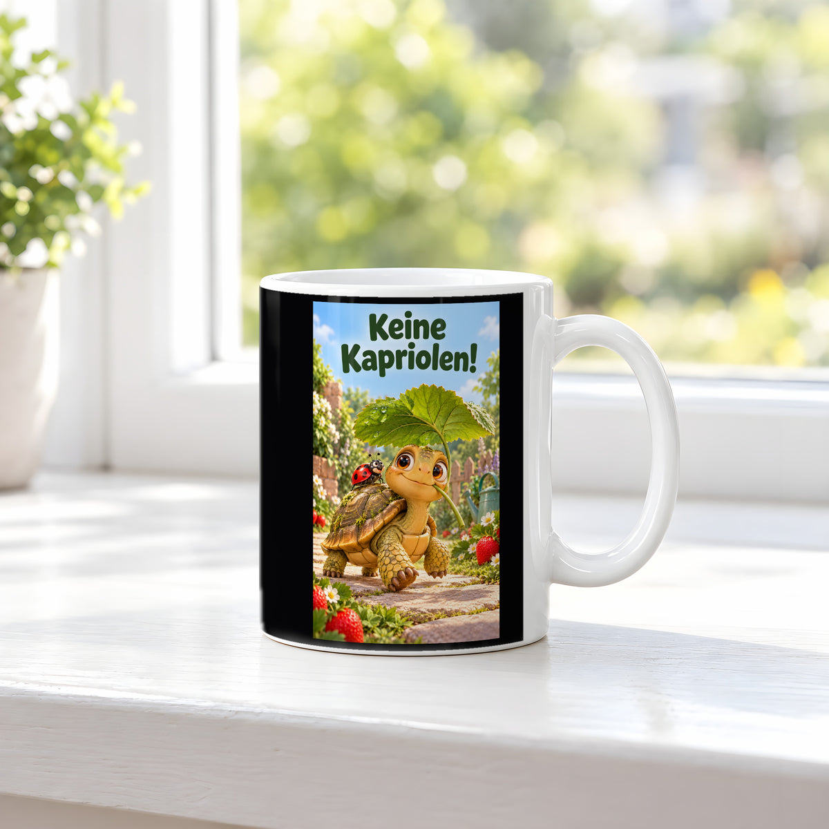 Eine kleine Schildkröte trägt ein großes Blatt als Schirm; auf ihrem Panzer sitzt ein Marienkäfer, daneben wachsen Erdbeeren. Spruch: Keine Kapriolen! – weiße Tasse, Ansicht am Fenster.