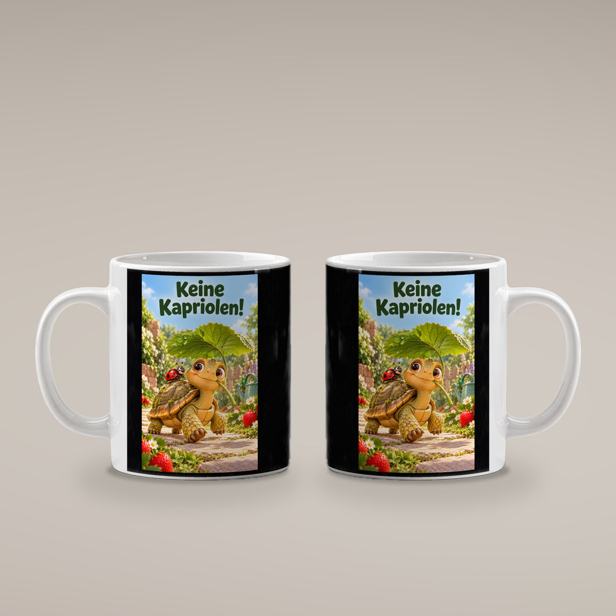 Eine kleine Schildkröte trägt ein großes Blatt als Schirm; auf ihrem Panzer sitzt ein Marienkäfer, daneben wachsen Erdbeeren. Spruch: Keine Kapriolen! – weiße Tasse, beide Motivseiten.