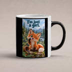 Ein kleiner Fuchs zwinkert mit herausgestreckter Zunge und einer Blaubeere an der Pfote neben einem umgekippten Beerenkorb. Spruch: I'm just a girl. – Black Edition mit Wärmeeffekt, Studioansicht.