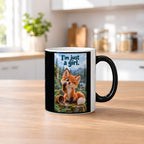 Ein kleiner Fuchs zwinkert mit herausgestreckter Zunge und einer Blaubeere an der Pfote neben einem umgekippten Beerenkorb. Spruch: I'm just a girl. – Black Edition mit Wärmeeffekt, Küchenansicht.