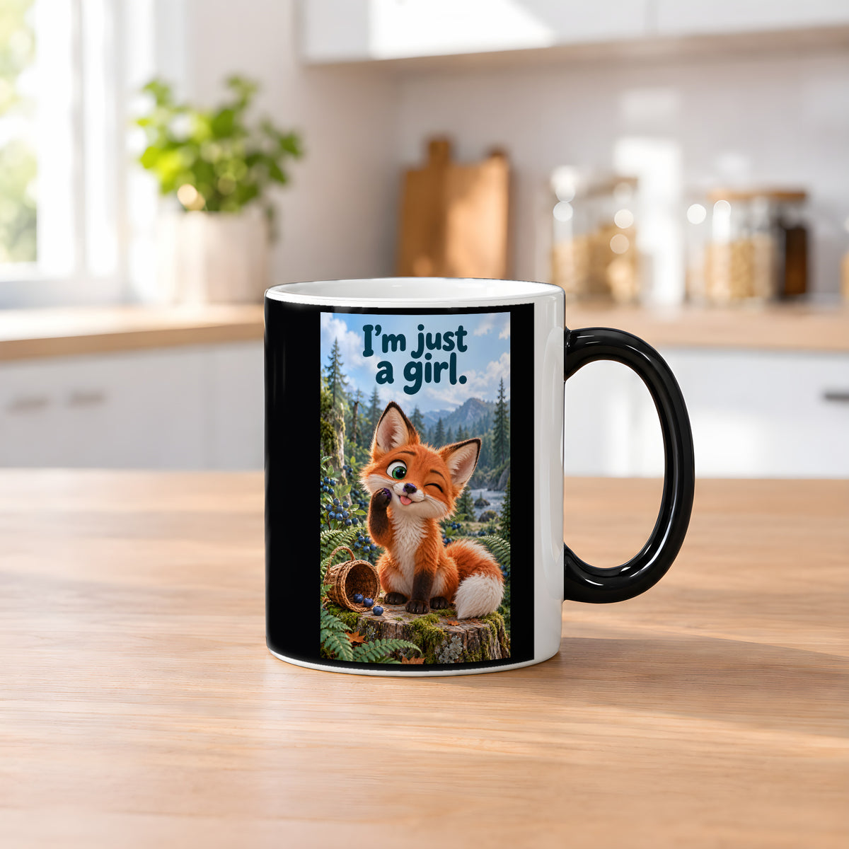 Ein kleiner Fuchs zwinkert mit herausgestreckter Zunge und einer Blaubeere an der Pfote neben einem umgekippten Beerenkorb. Spruch: I'm just a girl. – Black Edition mit Wärmeeffekt, Küchenansicht.