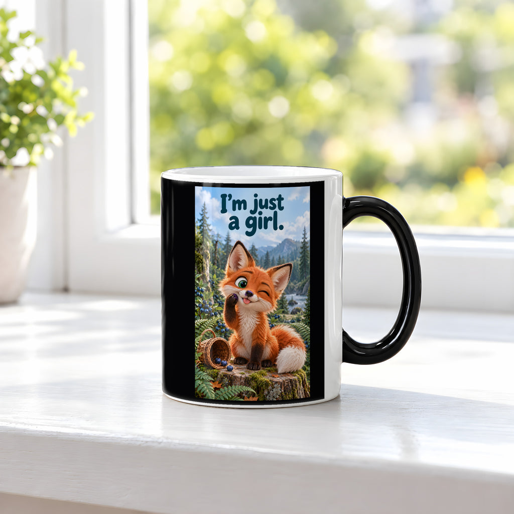 Ein kleiner Fuchs zwinkert mit herausgestreckter Zunge und einer Blaubeere an der Pfote neben einem umgekippten Beerenkorb. Spruch: I'm just a girl. – Black Edition mit Wärmeeffekt, Ansicht am Fenster.