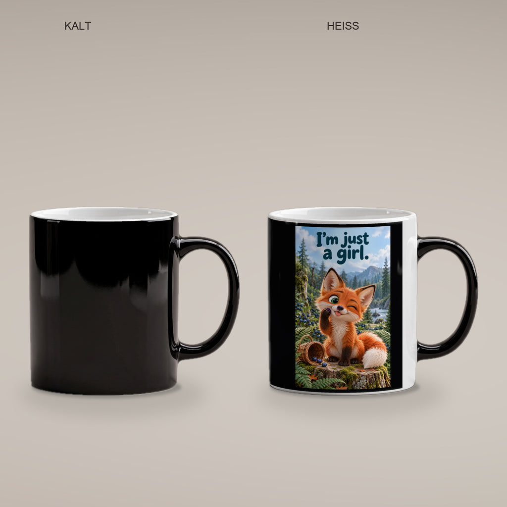 Ein kleiner Fuchs zwinkert mit herausgestreckter Zunge und einer Blaubeere an der Pfote neben einem umgekippten Beerenkorb. Spruch: I'm just a girl. – Black Edition mit Wärmeeffekt, Vergleich kalt und heiß.