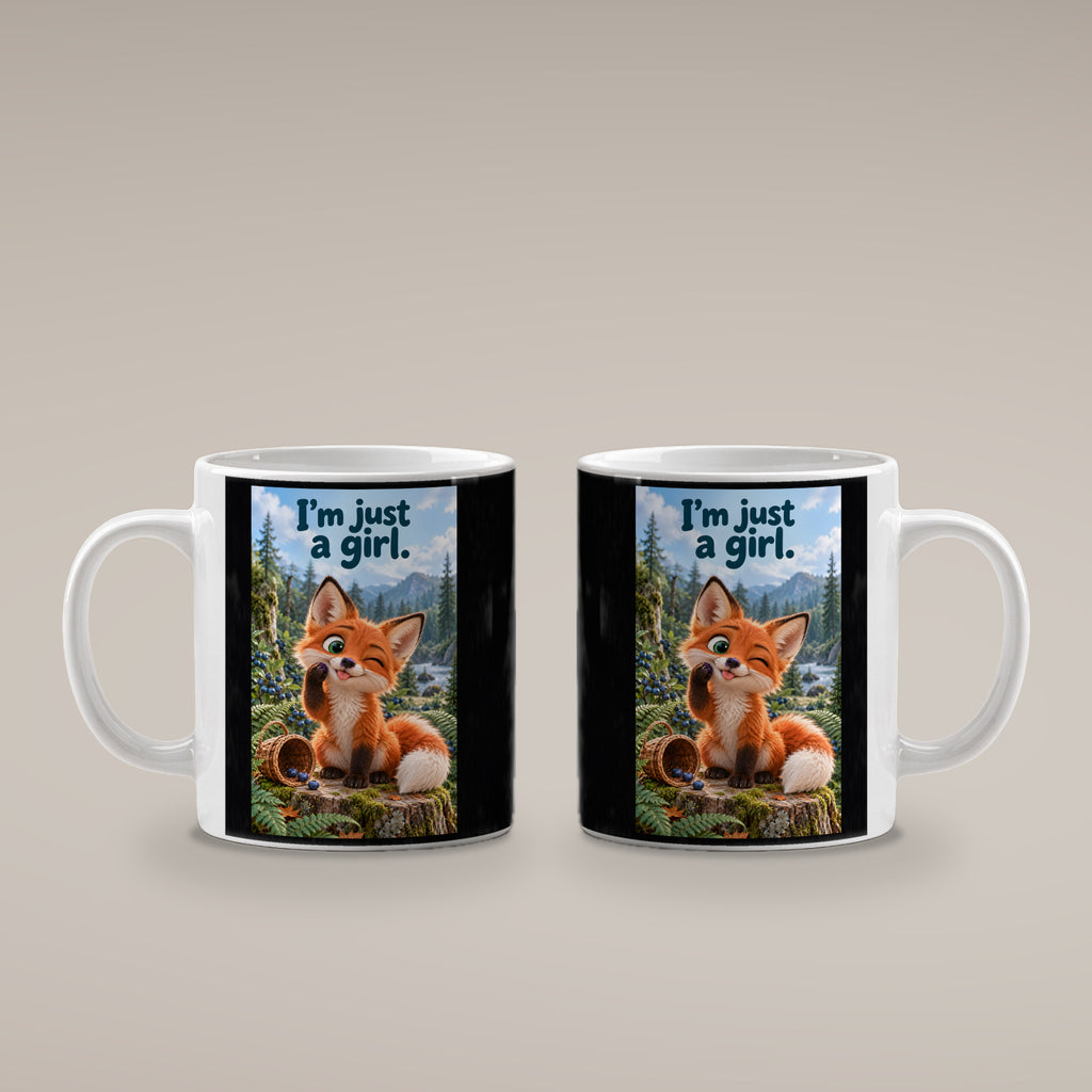Ein kleiner Fuchs zwinkert mit herausgestreckter Zunge und einer Blaubeere an der Pfote neben einem umgekippten Beerenkorb. Spruch: I'm just a girl. – weiße Tasse, beide Motivseiten.