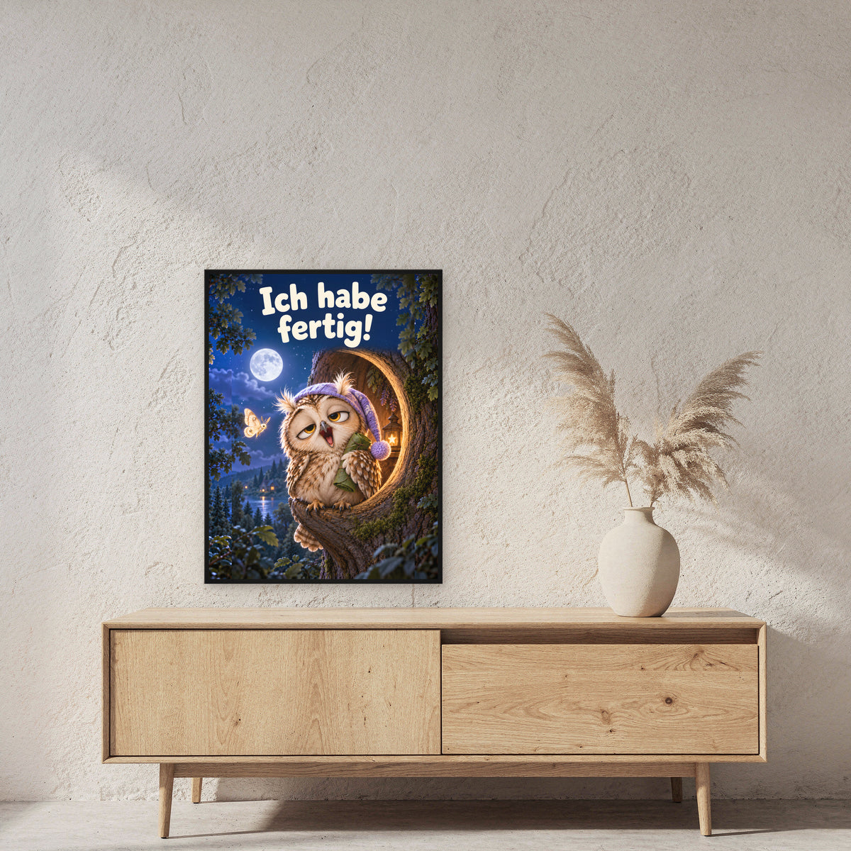 Nachtschicht beendet – Gerahmtes Eulenbild. Spruch: Ich habe fertig! 60×80 cm. Schwarzer Holzrahmen ohne Passepartout. 2 RAUM 60x80cm